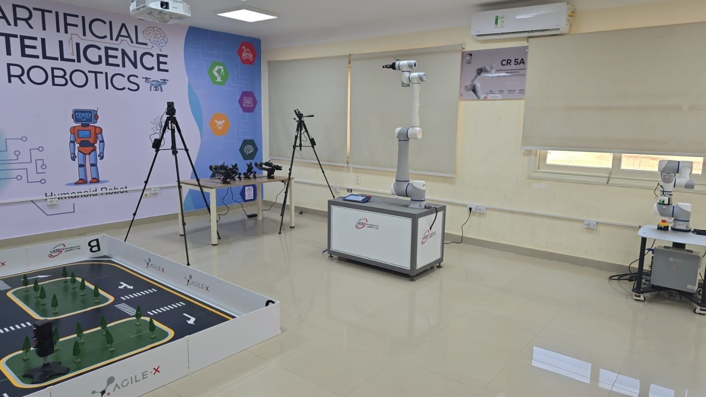 KI- und Robotik-Klassenzimmer mit DOBOT-Armen, New Cairo Technological University