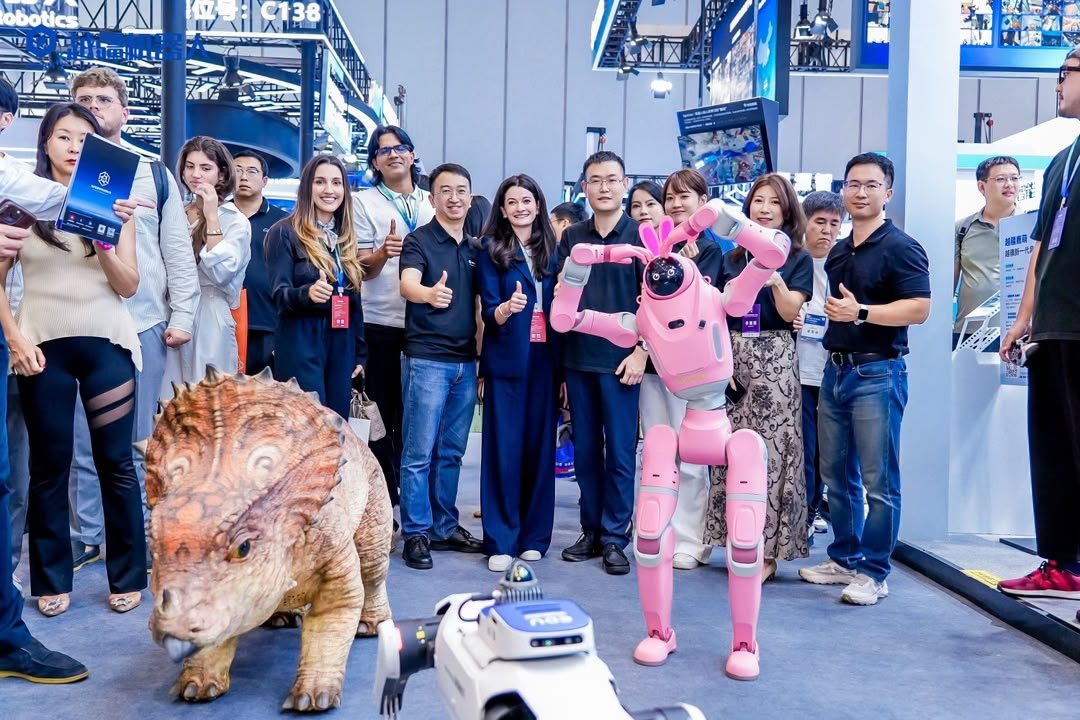 Am DOBOT-Stand: der Dinosaurier-Roboter Sinoceratops